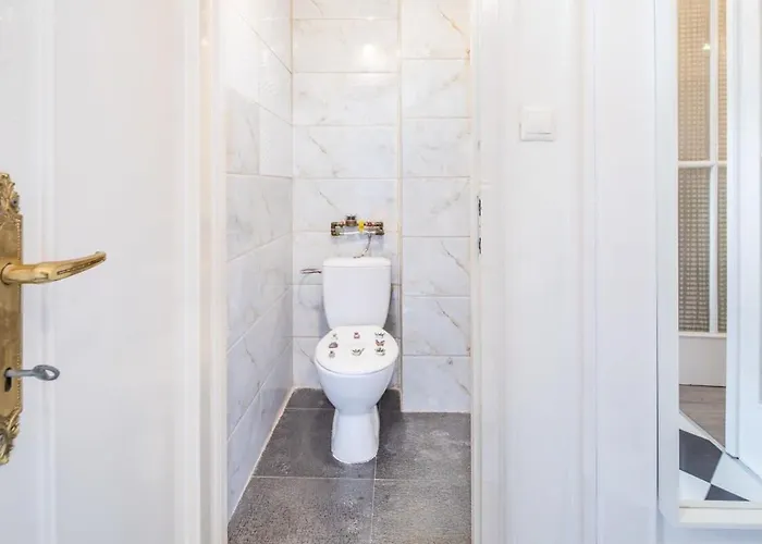 Simple And Spacious Apartment *