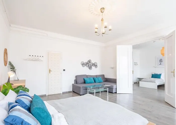Simple And Spacious Apartman
